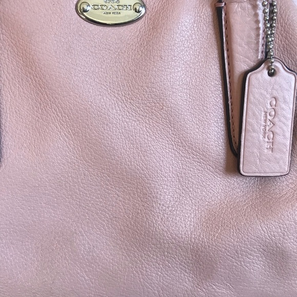 Coach soft pink bag! Perfect for spring and summer - Picture 2 of 5